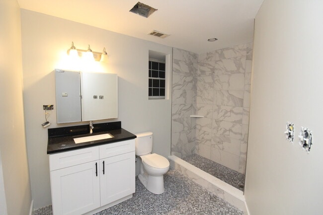 Building Photo - 1747 W Wallen Ave