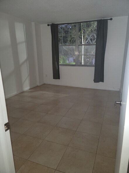 Building Photo - 13455 NE 10th Ave