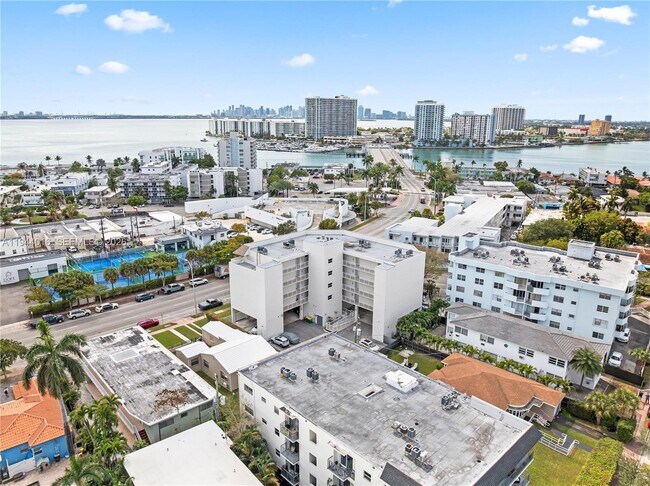 Building Photo - 1975 Normandy Dr