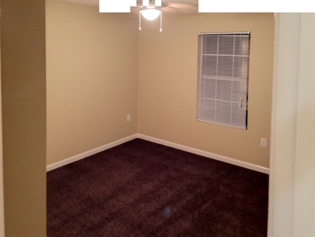 Building Photo - Claypond Village 2 Bedroom Condo