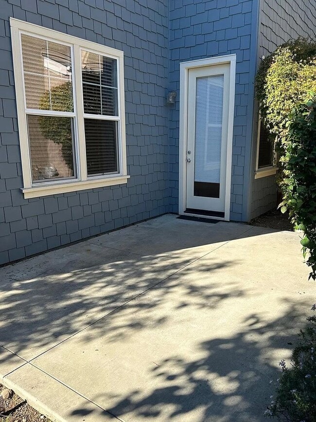 Building Photo - 3BR/2.5BA Oak Commons Home w/ Backyard & C...