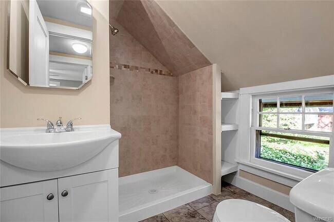 Building Photo - 368 Oakwood Ave