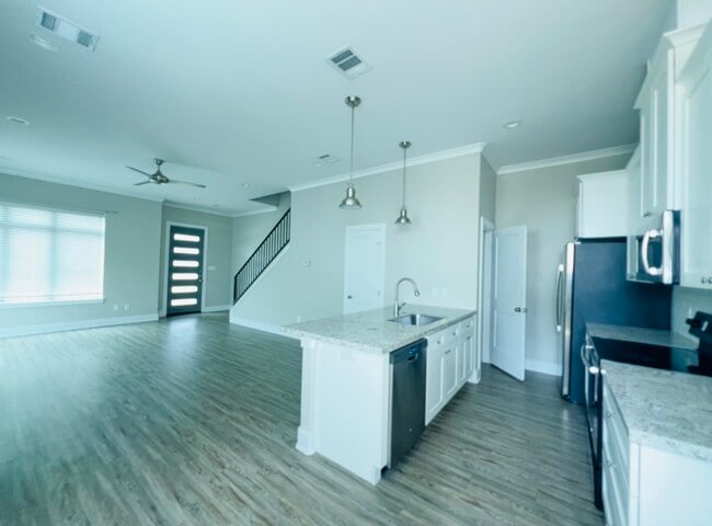 Building Photo - 308 Poplar St