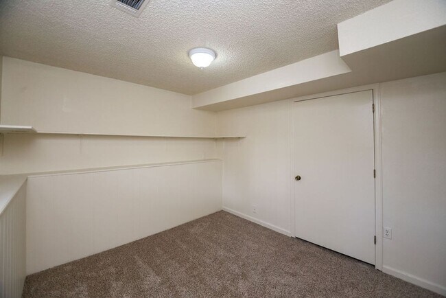 Building Photo - Spacious 4 Bedroom in Mid-Town Fort Collins