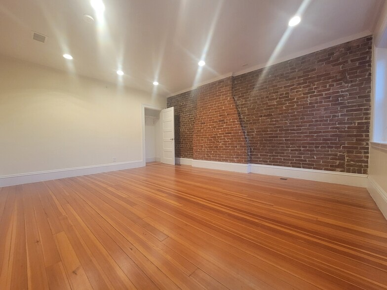 Building Photo - 1614 Beacon St