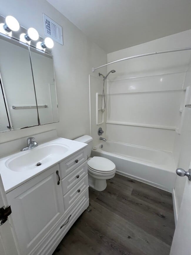 Building Photo - Summer Palace- 20th Floor- 1 bed 1 bath 1 ...