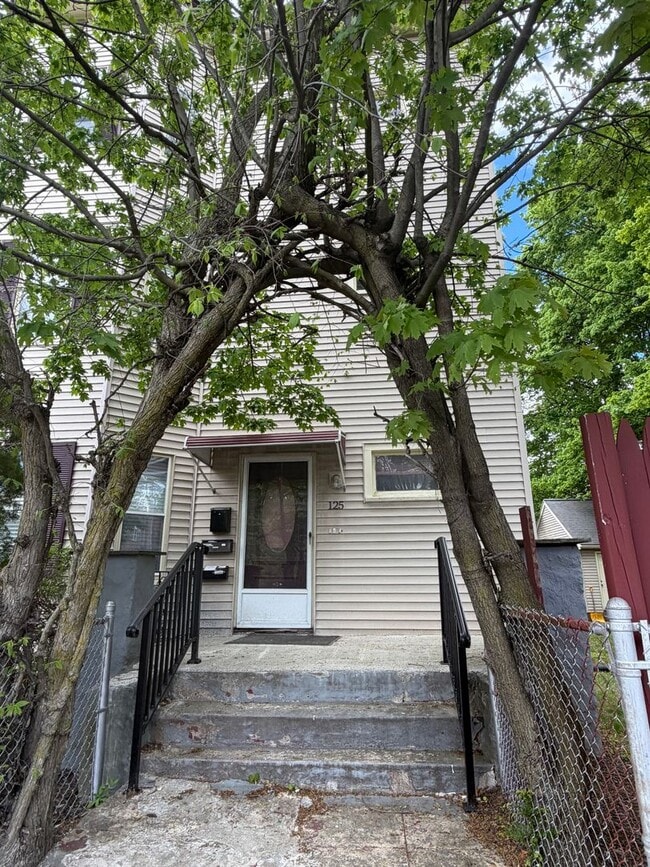 Building Photo - 3 bed 1 bath!