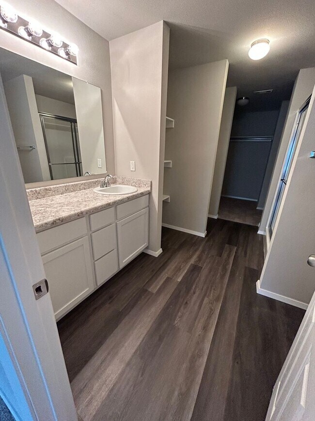 Building Photo - 3 bedroom 2 1/2 bath house with 2 car garage.