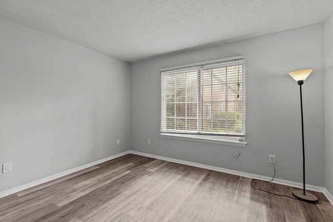 Building Photo - Newly Renovated 2-Bed, 2-Bath Apartment in...