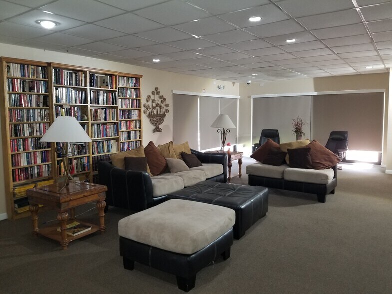 Building Photo - 430 Commodore Dr