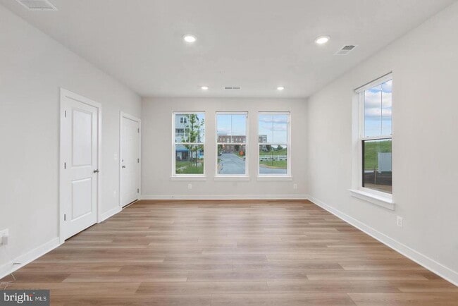 Building Photo - 45176 Drowes Ter