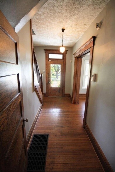 Building Photo - 142 E Northwood Ave