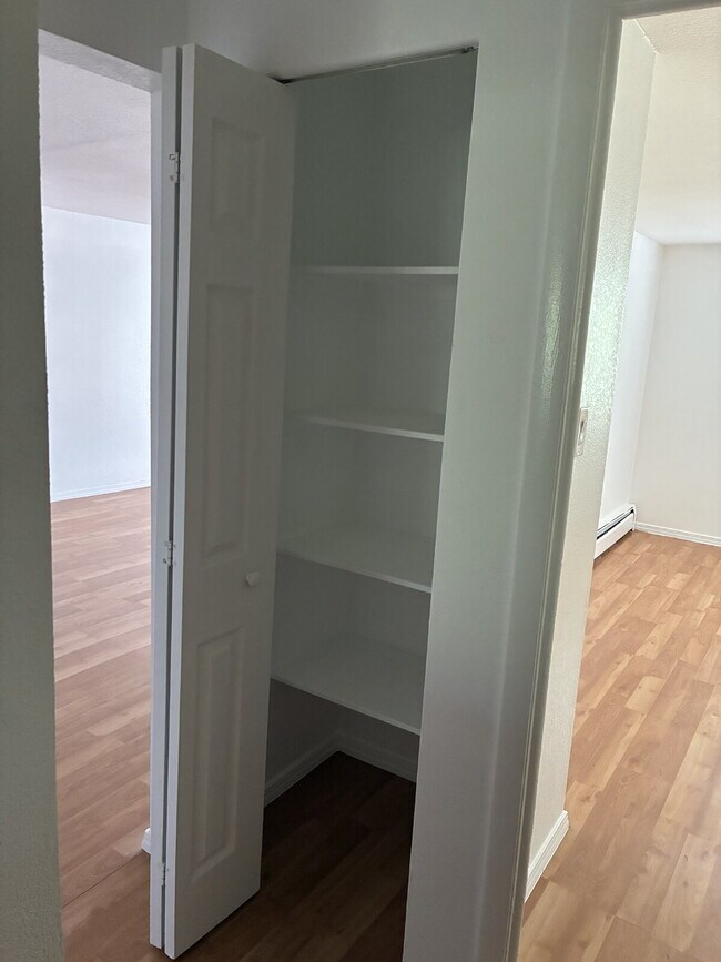 Building Photo - ONE MONTH OF RENT OFF MOVE IN INCENTIVE FOR SEPTEMBER! Beautiful Updated 1 Bedroom 1 Bathroom - H...