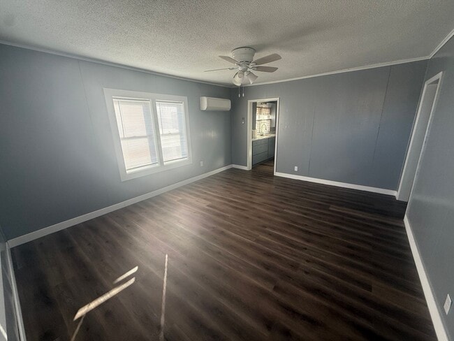 Building Photo - 307 S Locust St