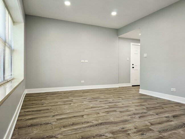 Building Photo - 3208 W Belle Plaine Ave