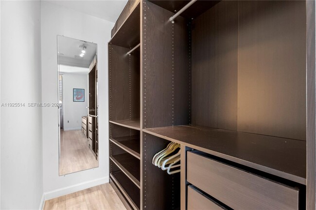 Building Photo - 1300 Brickell Bay Dr