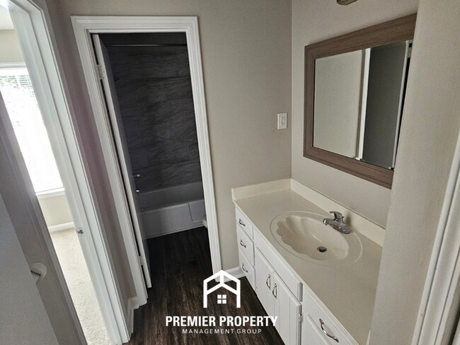 Building Photo - Spacious 3BR/2BA in 38115 | Soaring Ceilings & Floor-to-Ceiling Fireplace