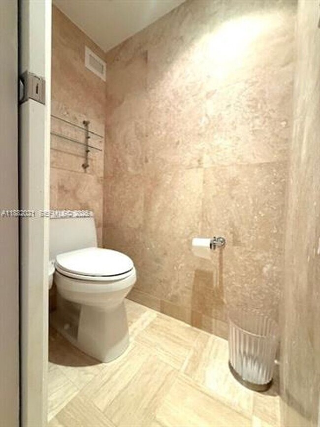 Building Photo - 1121 Crandon Blvd