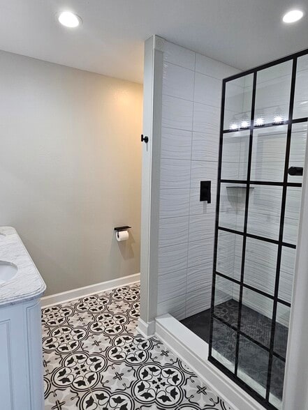 Master Suite bath with walk in shower - 5817 Fox Point Cir
