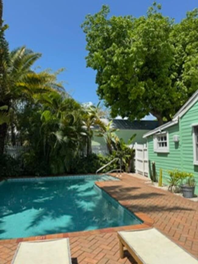 Building Photo - Old Town Cottage Ready for Move In!