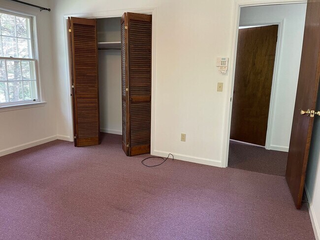 Building Photo - 1180 Robinhood Rd