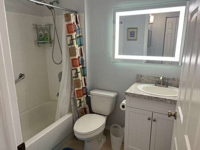 Building Photo - Annual Turnkey Ground floor Furnished Condo in downtown Sarasota