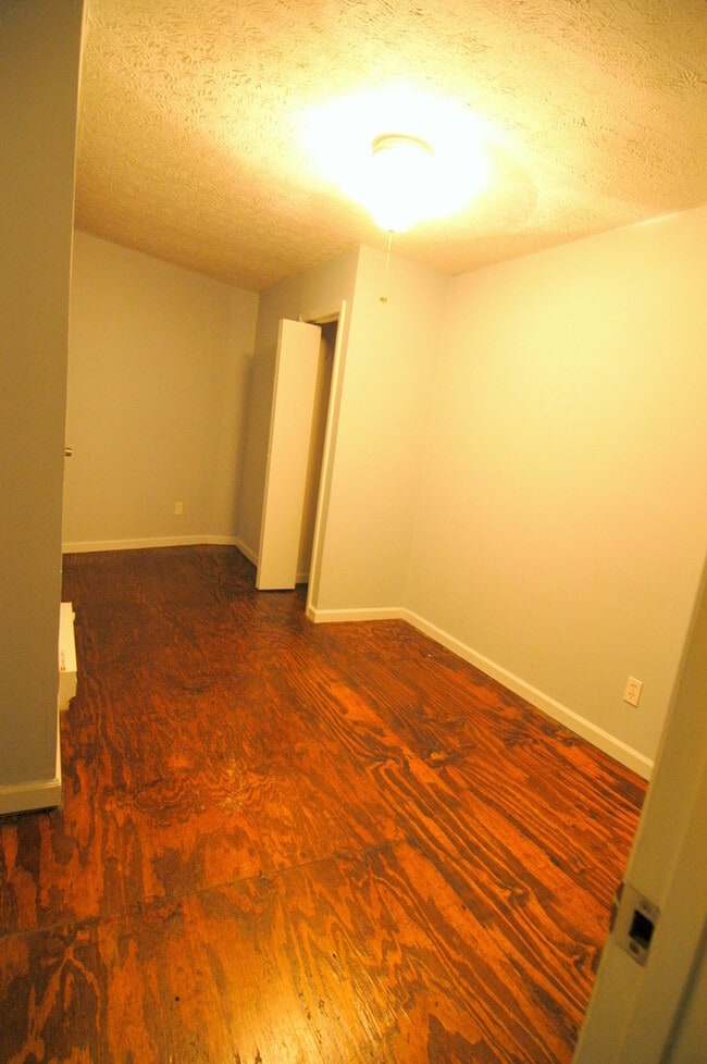 Building Photo - East Nashville 2 Bedroom Apartment!