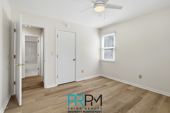 Building Photo - 5 Parkstone Ct