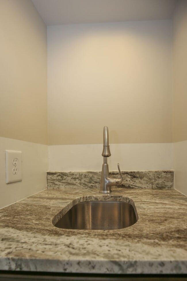 Building Photo - Updated Townhome w/GARAGE in BRANCHWOOD!