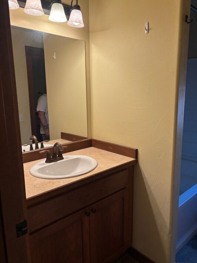 Building Photo - FIRST MONTH'S RENT FREE! New lower rent $1850