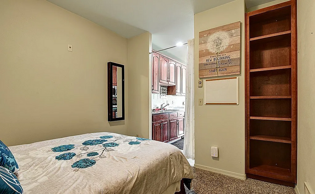 Building Photo - Cozy & Quiet Top Floor Studio