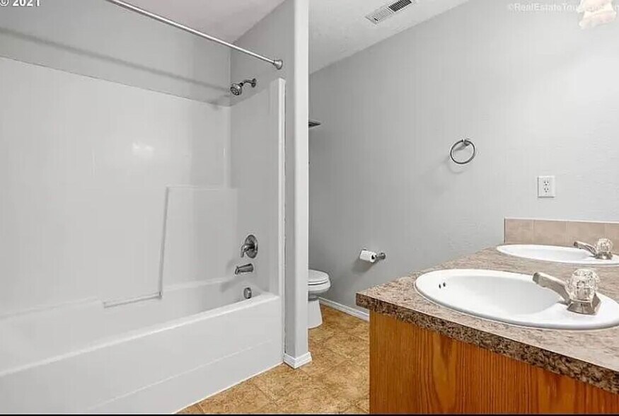 Building Photo - 5615 NE 75th Ave