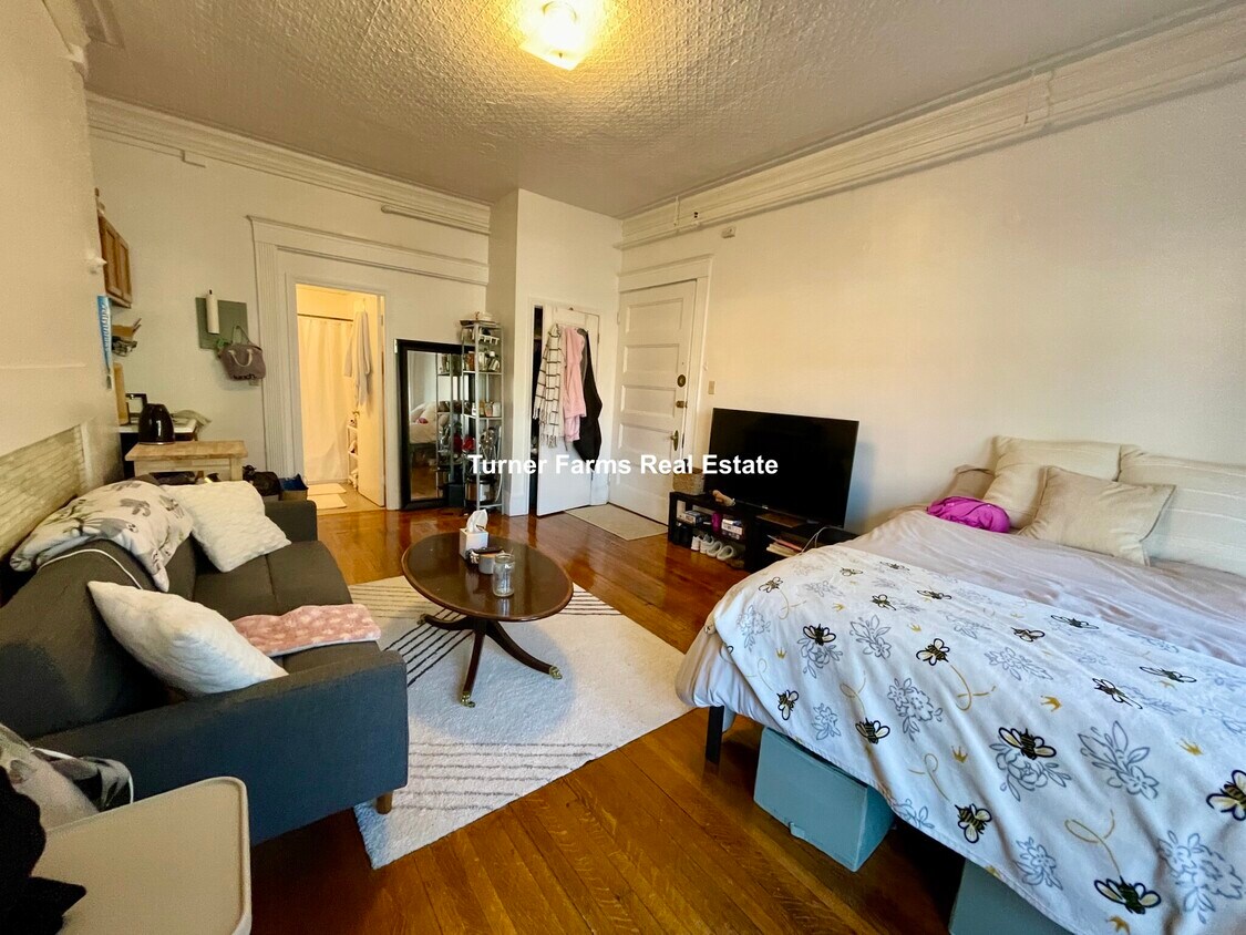 Building Photo - 1067 Beacon St
