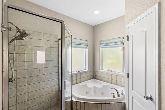 Building Photo - 521 Lucy Ln