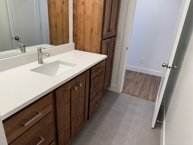 Building Photo - 3 Bedroom 2 Bathroom -Basement Apartment-Saddlebrook Dr. Santaquin