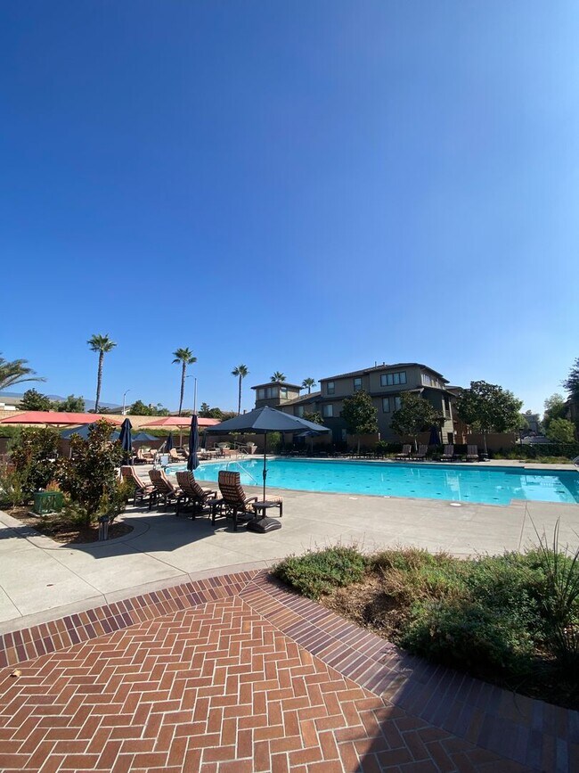 Building Photo - Victoria Gardens Three Bedroom Condo