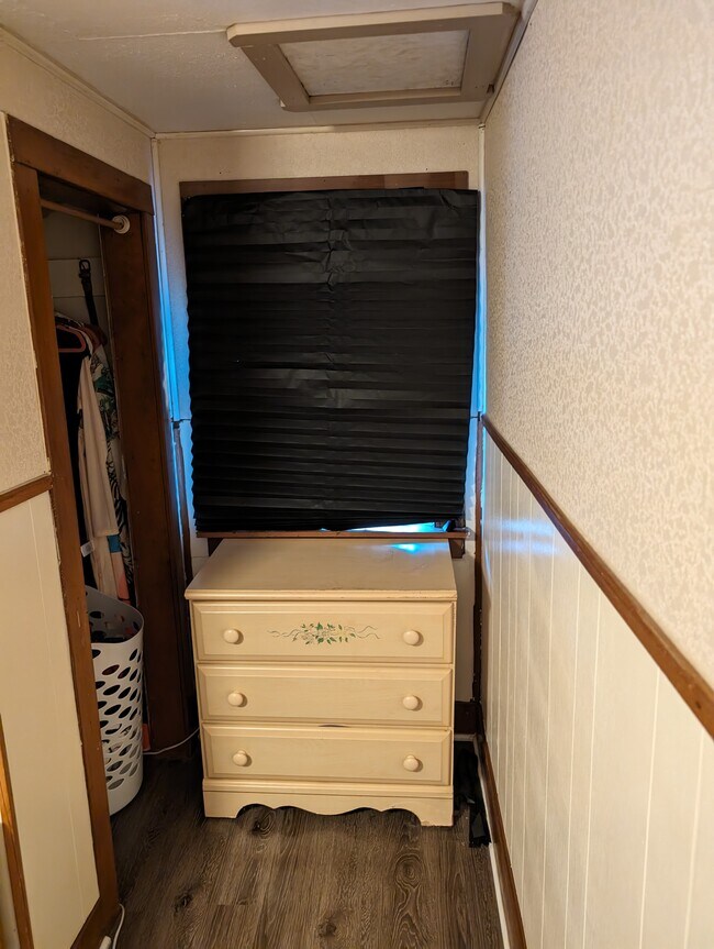 Building Photo - 301 E Eleanor St