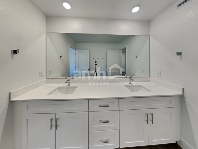 Building Photo - 8911 Dwarf Chin Ave