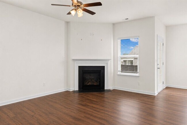 Building Photo - Modern 5 bedroom Home