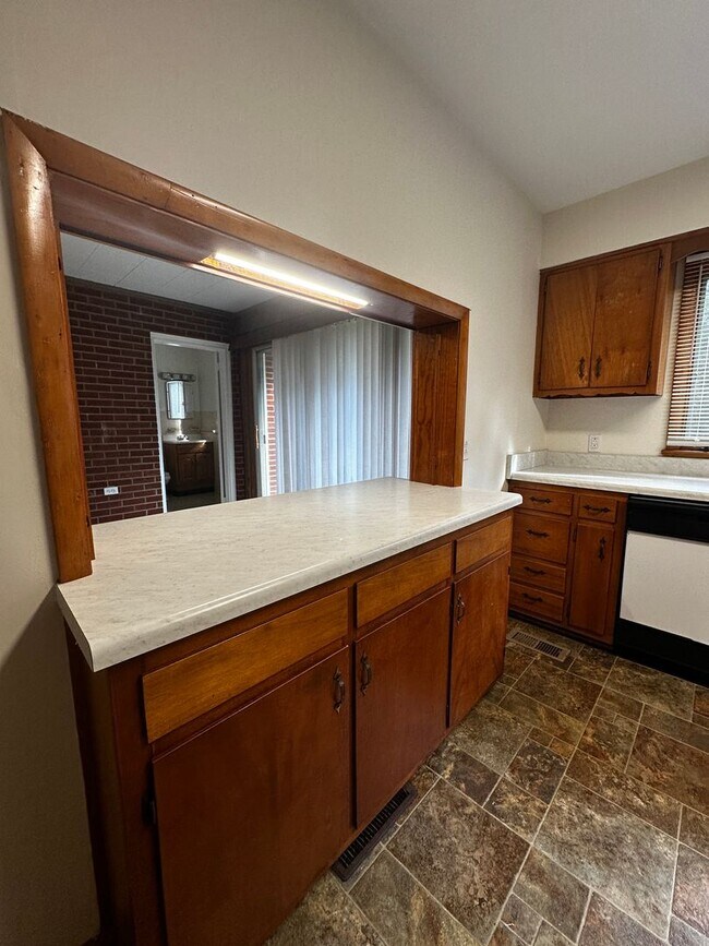 Building Photo - Spacious 3 bedroom/ 2.5 bath home near Exi...