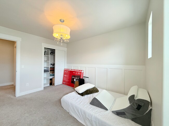 Building Photo - VERY Spacious house in Vineyard!