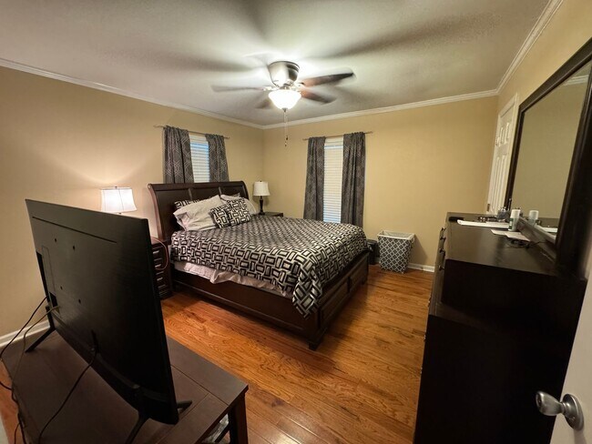 Building Photo - MOVE-IN READY!