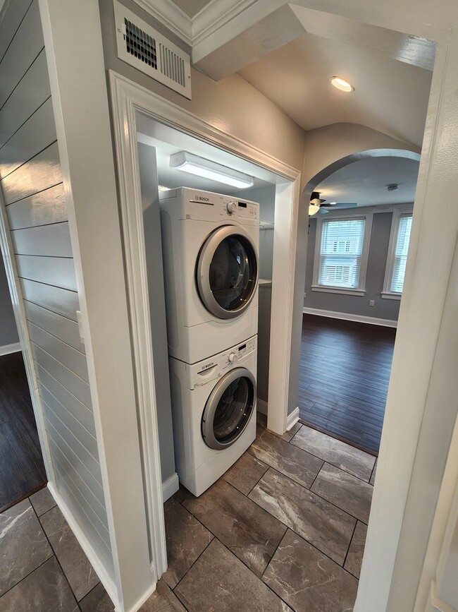 Building Photo - 2 Bedroom || 1 Bathroom House - Newly Reno...