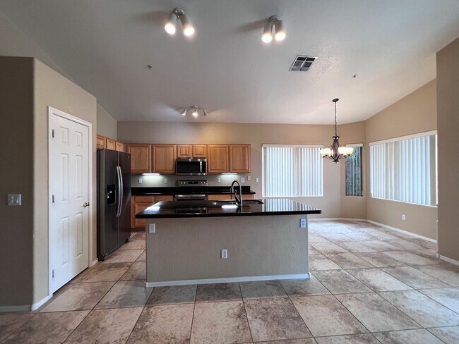 Building Photo - 4 BEDROOM WITH POOL