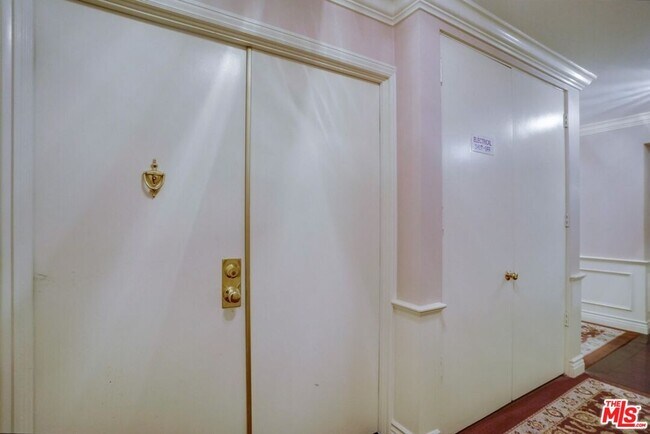 Building Photo - 435 N Oakhurst Dr