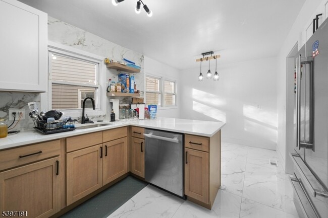 Building Photo - 22 Crescent Ct