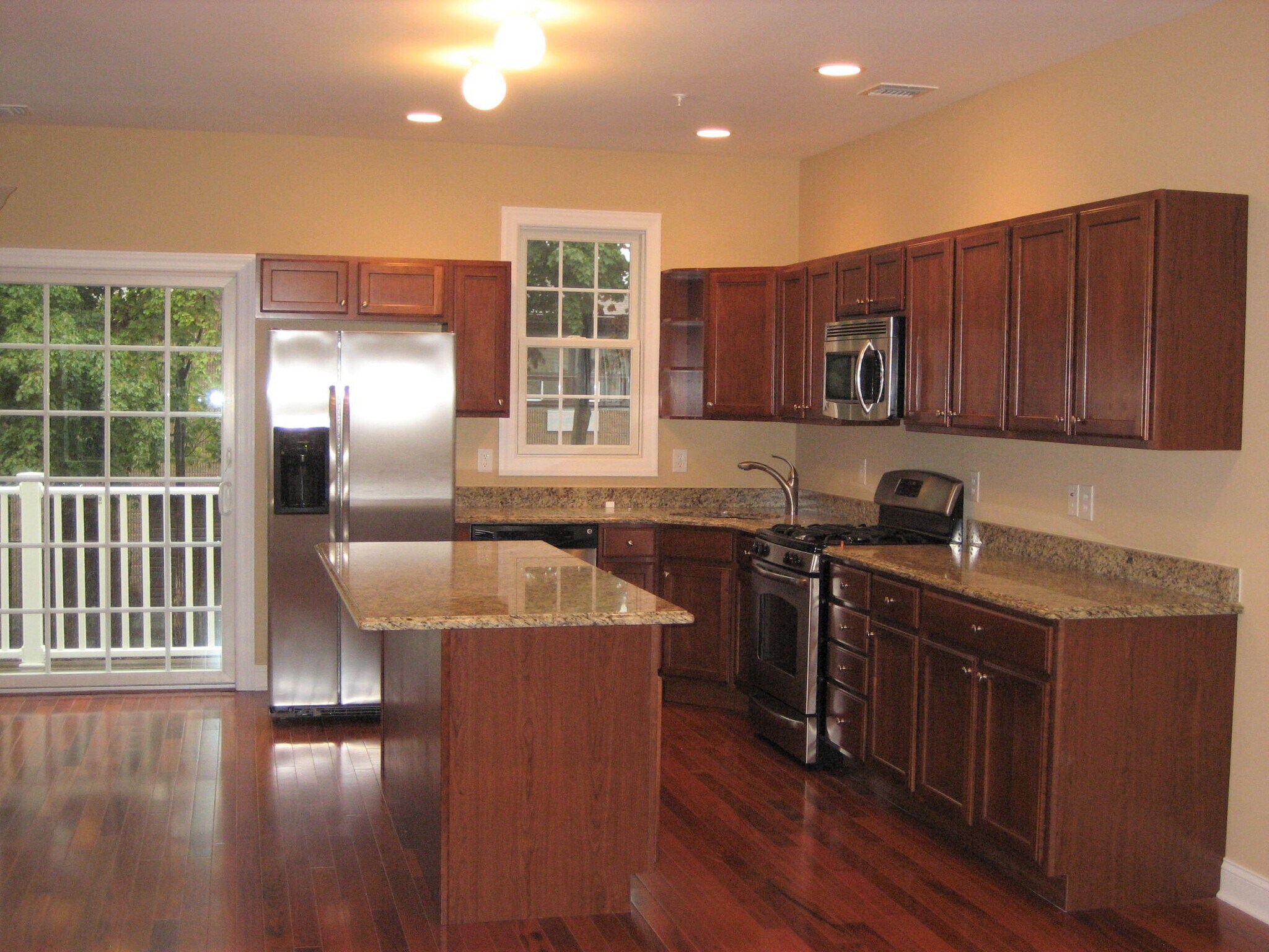 Building Photo - 330 Maple Ave