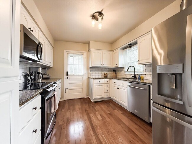 Building Photo - NO APPLICATION FEE FOR 72 HOURS! Spacious Fully-Furnished 5-Bedroom Home | Mid-Term Rental in Gre...