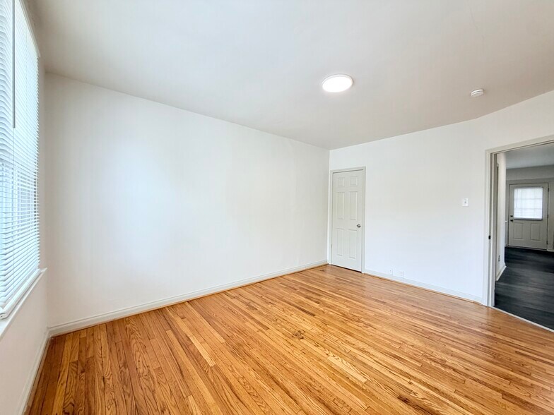 Building Photo - 4840 Gardenville Ave