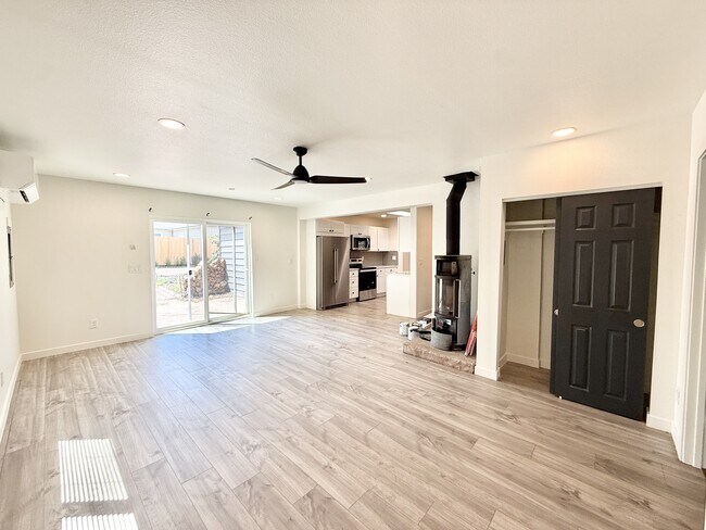 Building Photo - 2442 Mountain View Dr
